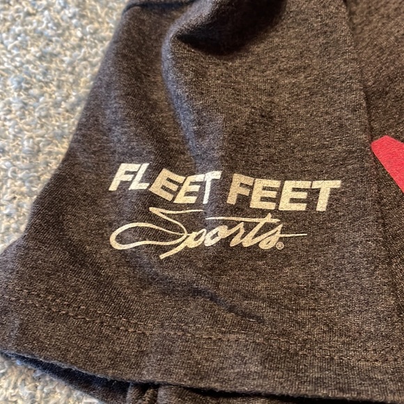 Fleet feet sports women’s shirt size medium - Picture 3 of 4